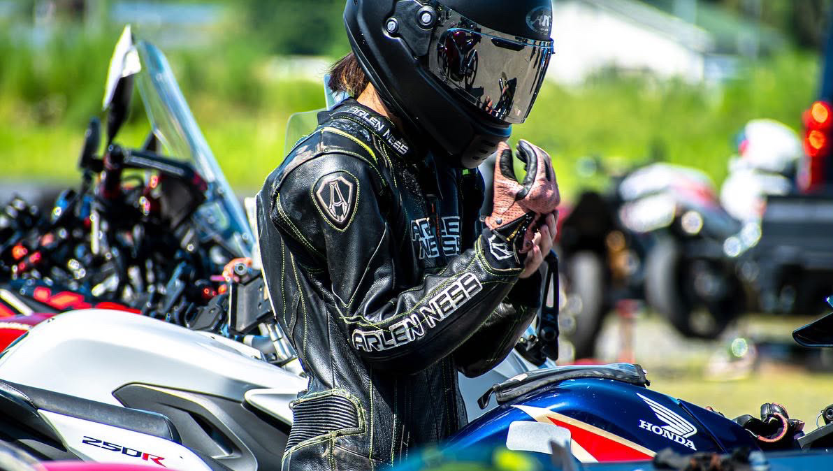 レザースーツ姿でバイクにまたがるゆゆだぼさん