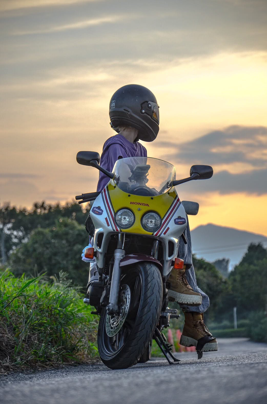 夕焼けの中、CBR250RR MC22と並ぶゆゆだぼさん