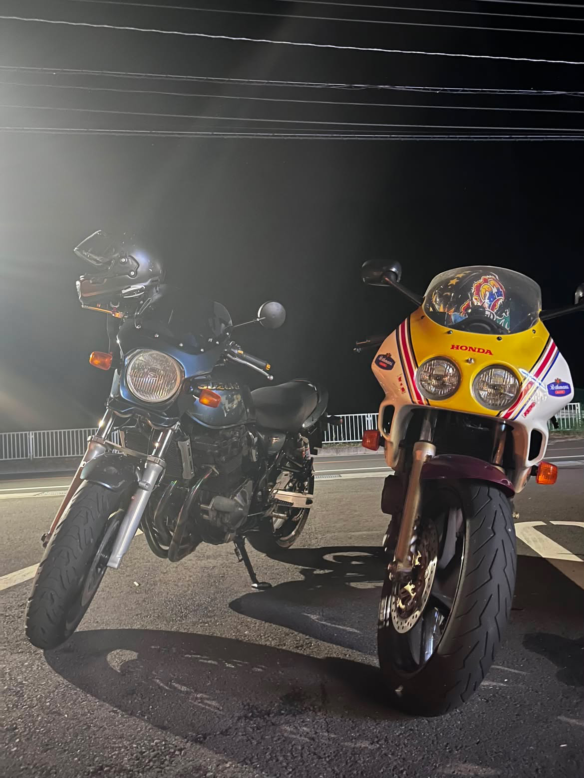 夜の駐車場に並ぶイナズマ1200とCBR250RR MC22